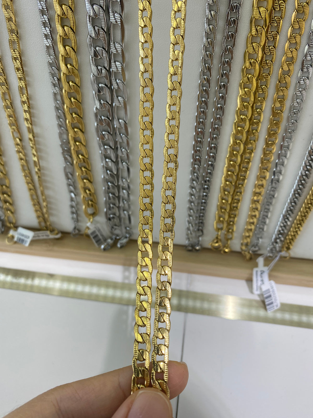 Cuban chain necklace with fine relief detailing. High-quality 18K gold plating.